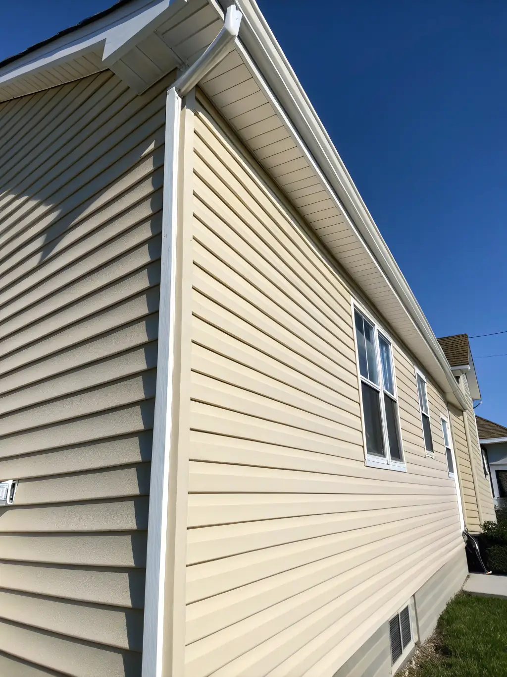 A freshly cleaned house exterior in Miami, Florida, after a soft washing treatment by The Foam Theory, highlighting the removal of mold and mildew from the siding.